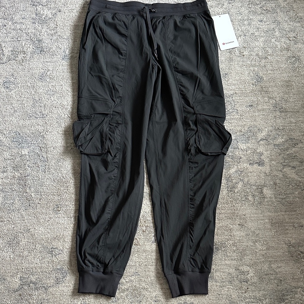 Lululemon women’s Dance studio relaxed fit MR cargo jogger
Size M
Dark gray